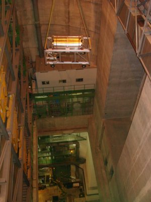 Spouštění části tunelu - Zdroj: http://www.cern.ch